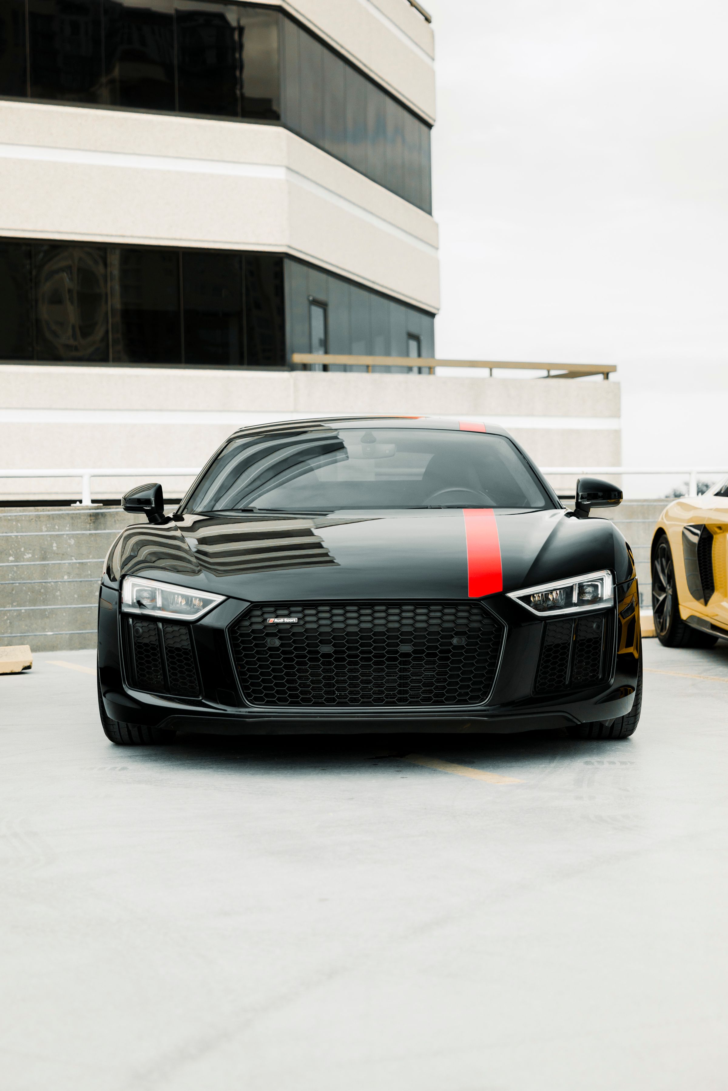 Audi R8 negro con franja roja