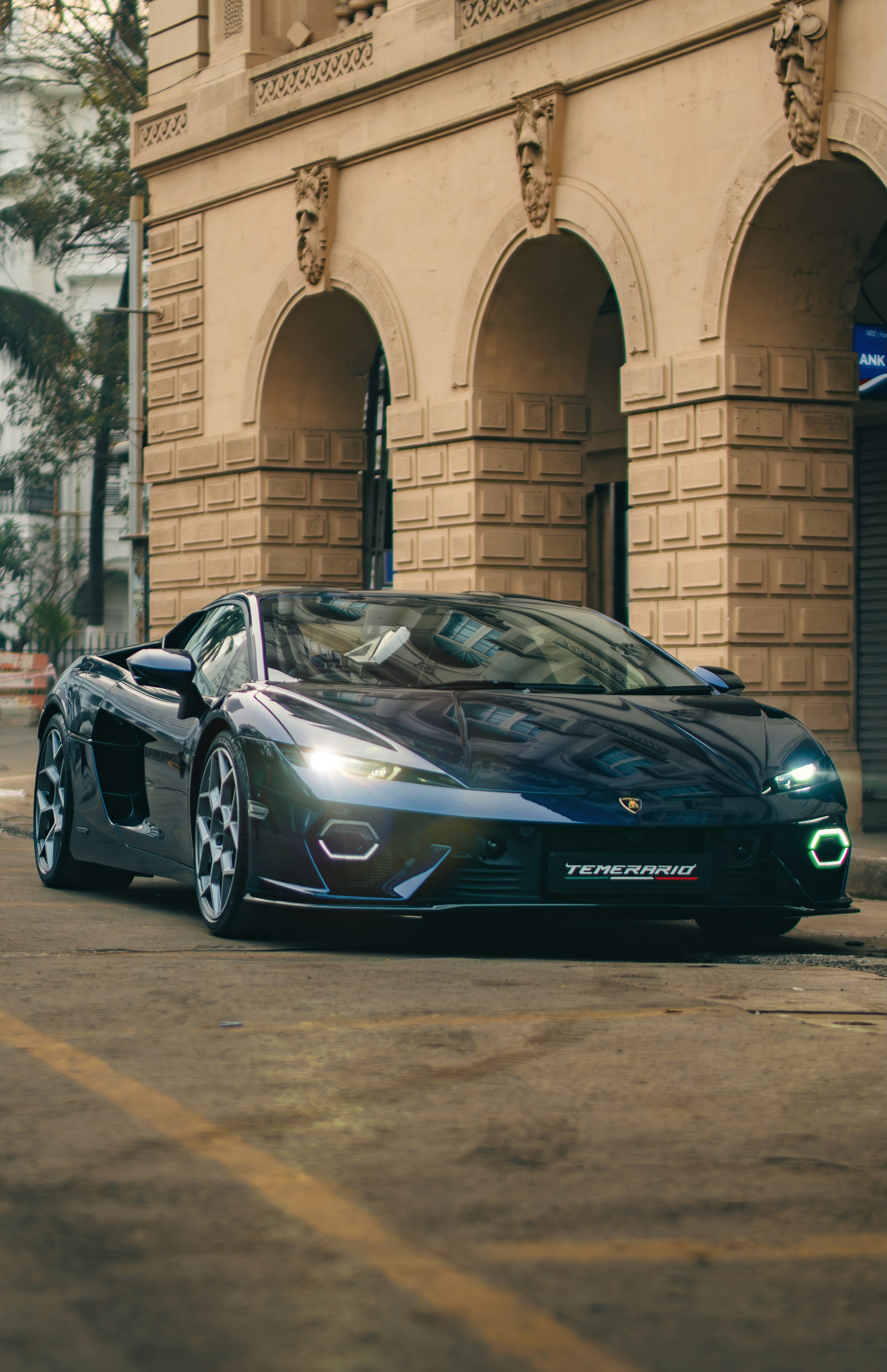 Lamborghini Temerario azul oscuro aparcado en la calle